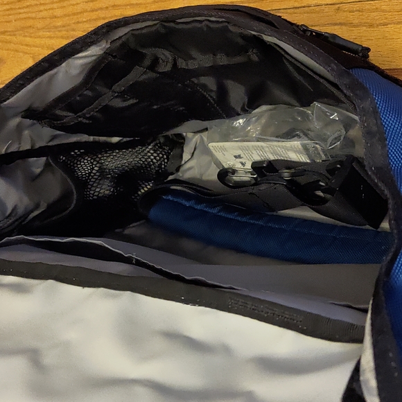 Small blue & black Timbuk2 laptop messenger bag with cross-body strap - Picture 10 of 15